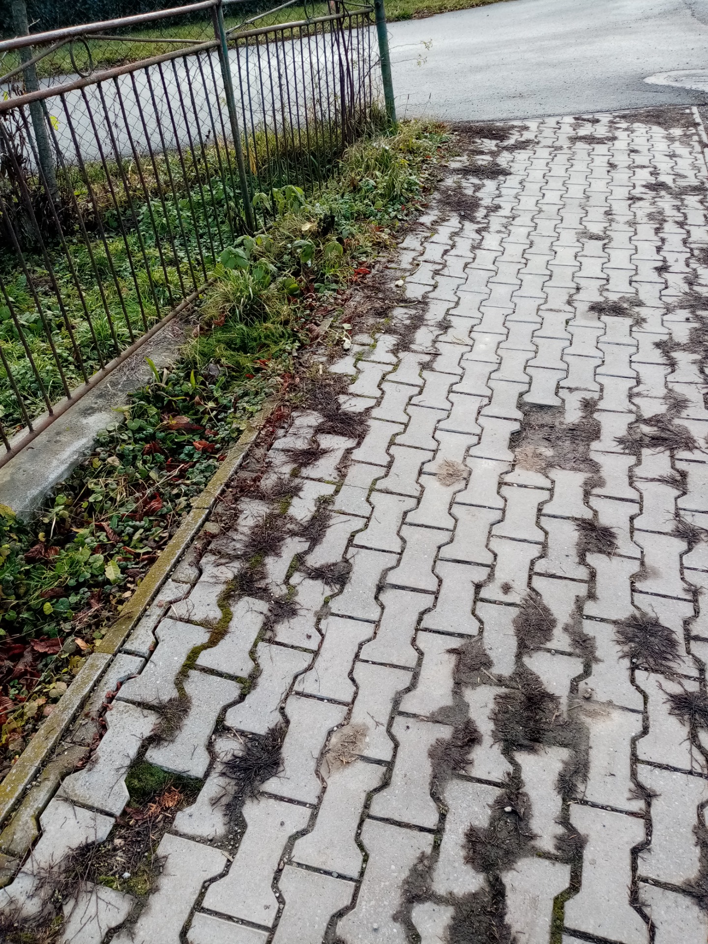 Pod chodník pochovali hydrant