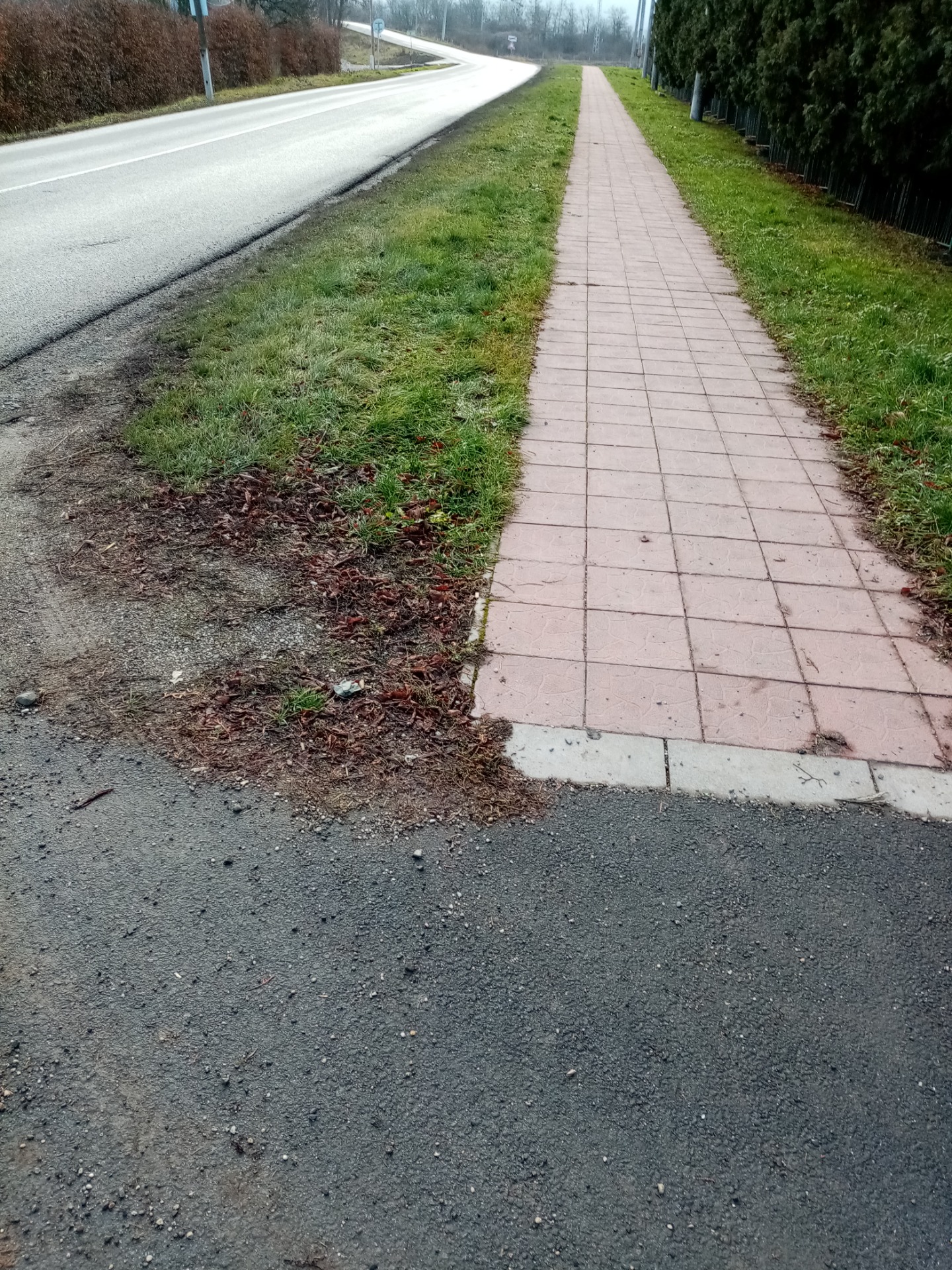 V zelenom páse je zahrabaná kanalizačná šachta