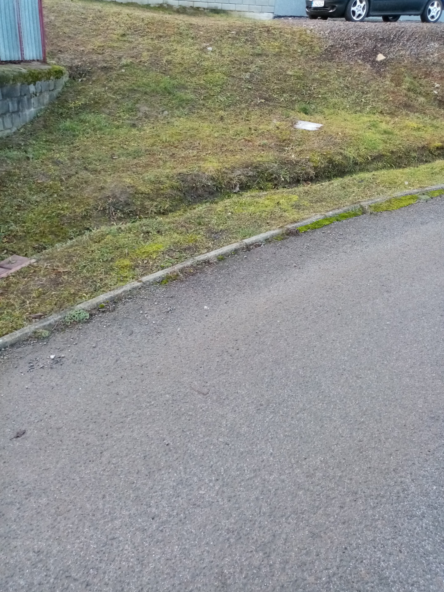 Tu je pochovaný hydrant a kanalizačná šachta